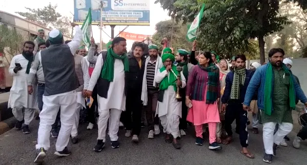 आंदोलनरत किसानों ने किया शहर में पैदल मार्च, जिलाध्यक्ष बोले- अपनी बात मनवा कर रहेंगे