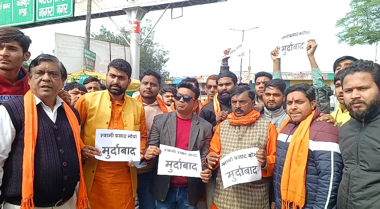 गाजियाबाद में हिंदु संगठनों ने जलाया स्वामी प्रसाद मौर्य का पुतला, जताई नाराजगी