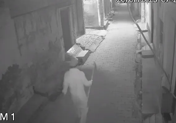 गाजियाबाद में हाथ में फरसा लेकर घूमते हुए युवक का वीडियो वायरल, गिरफ्तार