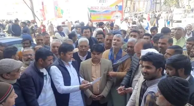 गन्ना मूल्य घोषित करने, बकाया गन्ने का भुगतान और आवारा पशुओं से छुटकारे की मांग को लेकर रालोद विधायकों ने किया प्रदर्शन  