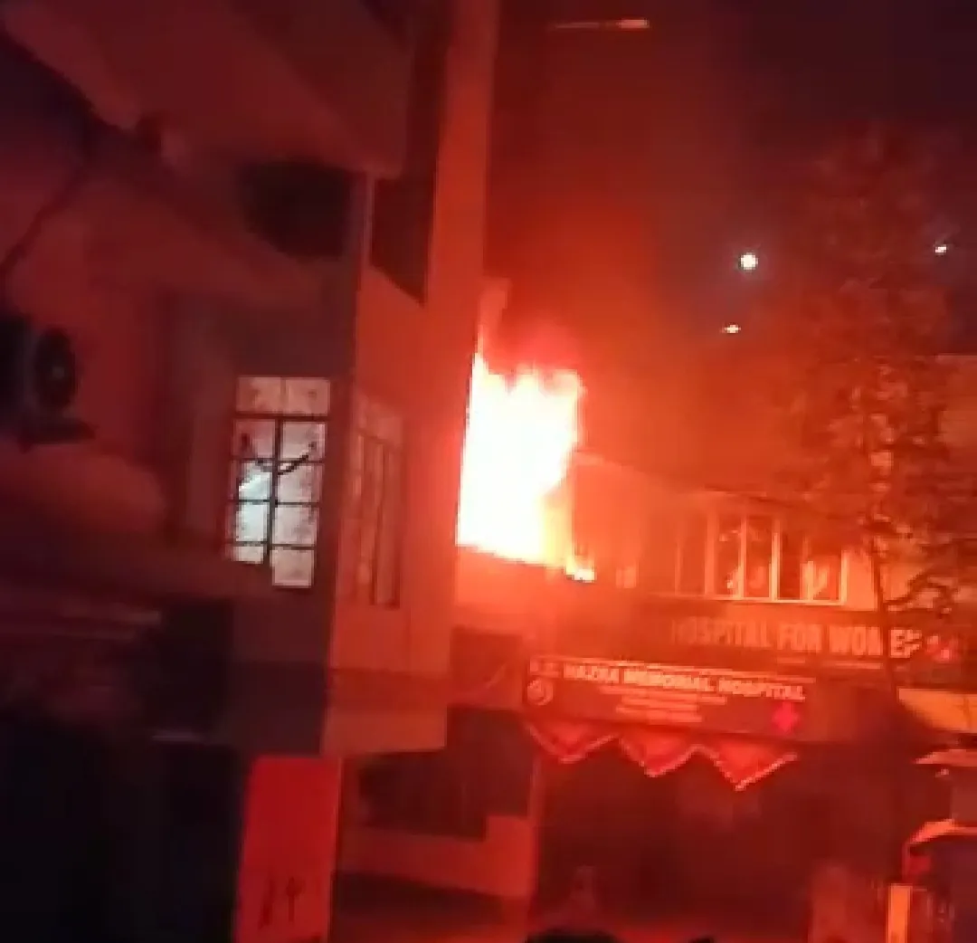 धनबाद के हाजरा हॉस्पिटल में लगी भीषण आग, डॉक्टर दंपति समेत 5 की मौत