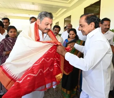 छत्रपति शिवाजी के वंशज संभाजीराजे ने की केसीआर से मुलाकात, विकास योजनाओं में दिखाई रुचि