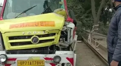 कोहरे के चलते ग्रेटर नोएडा एक्सप्रेस वे पर एंबुलेंस और कार में टक्कर