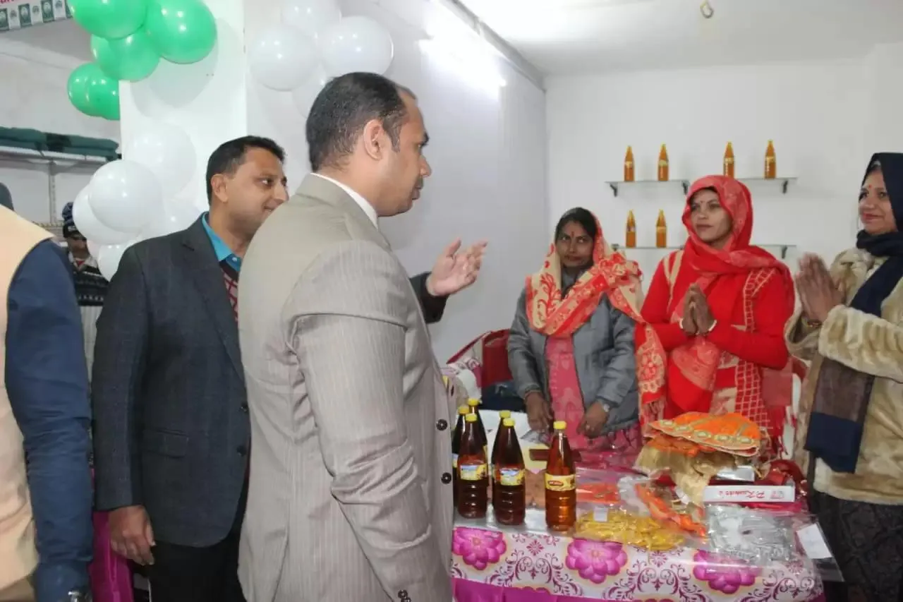 बागपत में जिलाधिकारी ने रूरल मार्ट का किया उद्घाटन