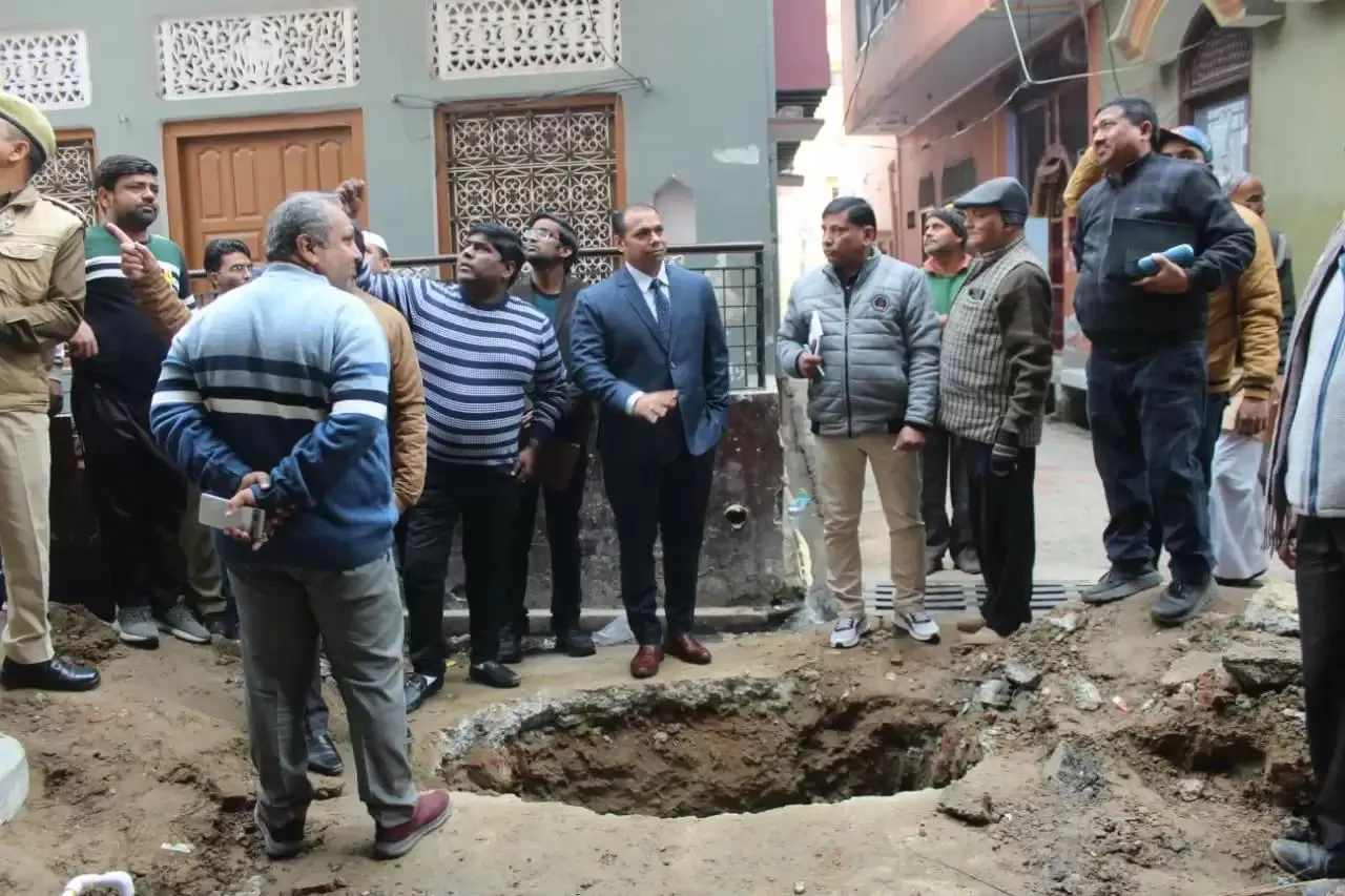बागपत में मकानों में आई दरारों का जिलाधिकारी ने किया निरीक्षण, दिए जांच के आदेश