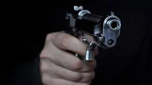 दफ्तर से घर लौट रही महिला की बीच सड़क पर गोली मारकर हत्या, पुलिस जांच में जुटी