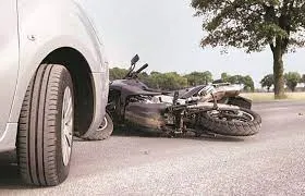 एडीएम की गाड़ी में बाइक सवार ने मारी टक्कर, बाइक सवार को पुलिस ने पकड़ा