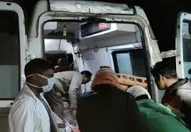 इटावा में गैस लीकेज से लगी आग, पत्नी-बच्चे को बचाने में युवक झुलसा