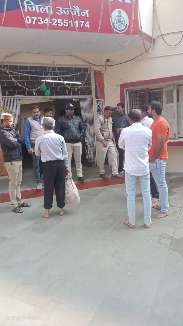 महाकाल मंदिर में दर्शन करने आए कोल्हापुर के महालक्ष्मी मंदिर के पुजारी को सुरक्षाकर्मियों ने पीटा, तीनों गिरफ्तार