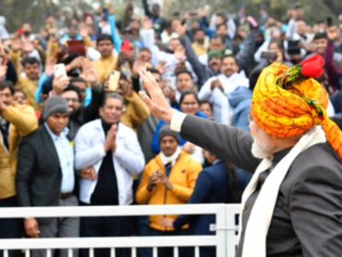 मोदी पहुंचे दर्शकों के बीच, लोगों ने लगाए मोदी-मोदी के नारे