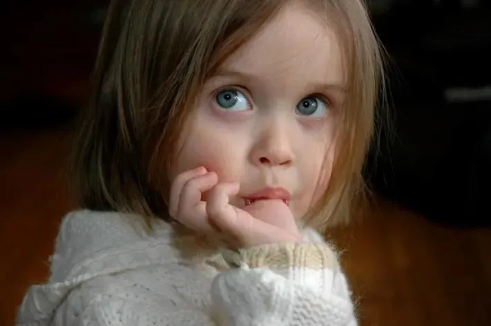 जब बच्चे अंगूठा चूसे