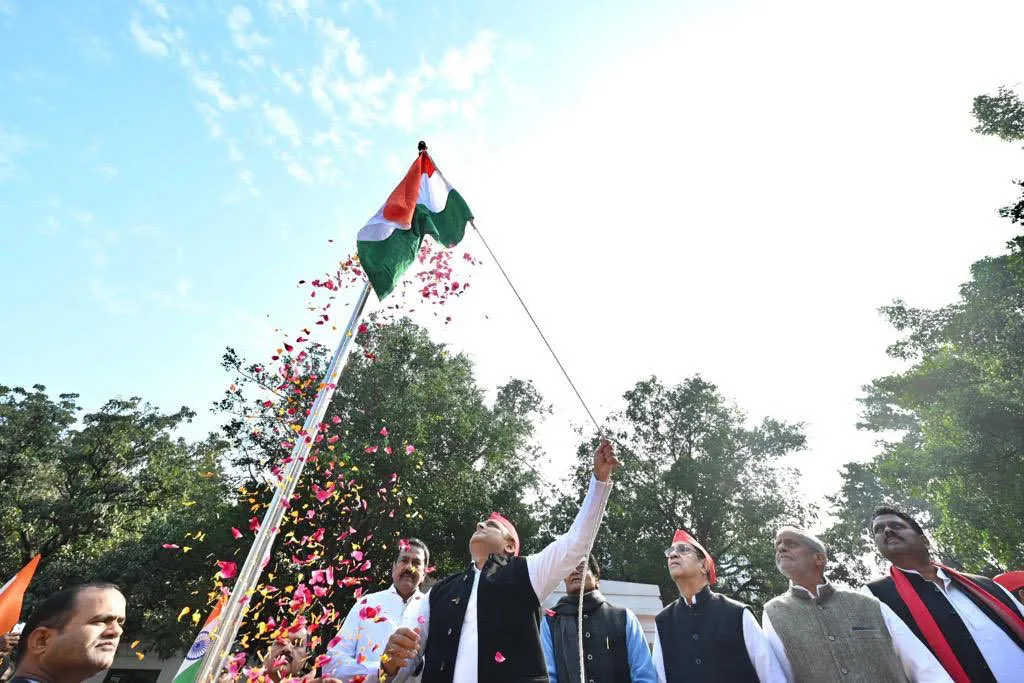अखिलेश यादव ने फहराया तिरंगा, बोले-आजाद भारत में सबसे बड़ा धर्म संविधान,भगवान है एक