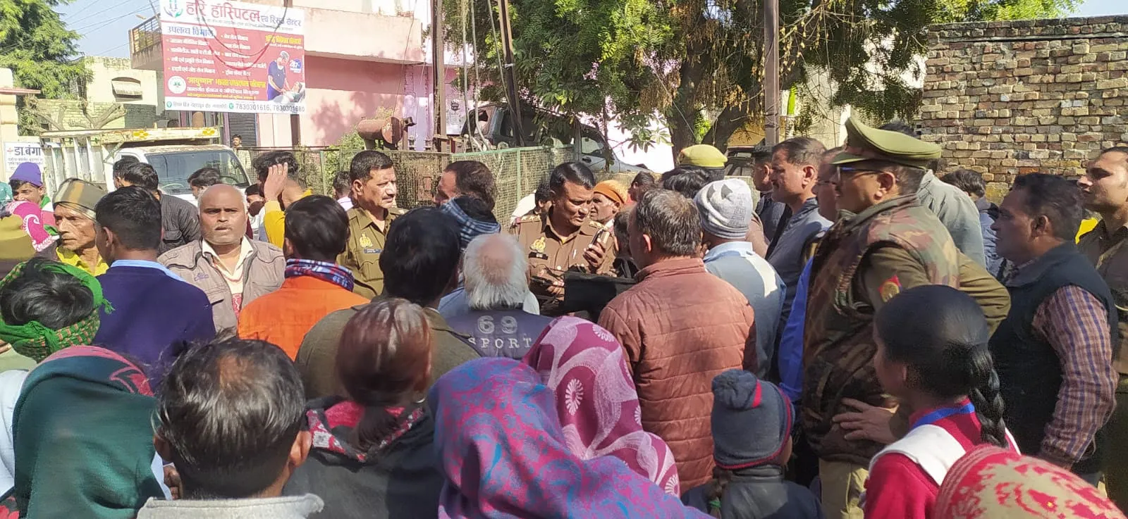 सहारनपुर पुलिस ने ग्रामीण को कमरे में बंद कर बर्बरता से पीटा, ग्रामीणों ने किया प्रदर्शन