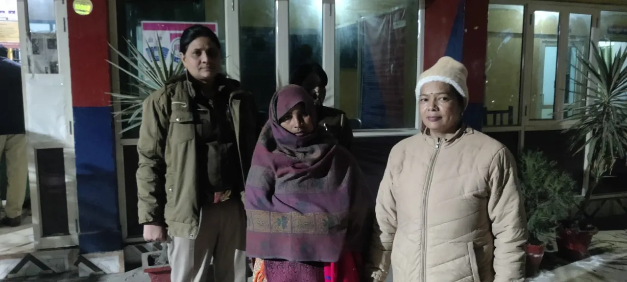 मेरठ में महिला शराब तस्कर कच्ची शराब के साथ गिरफ्तार