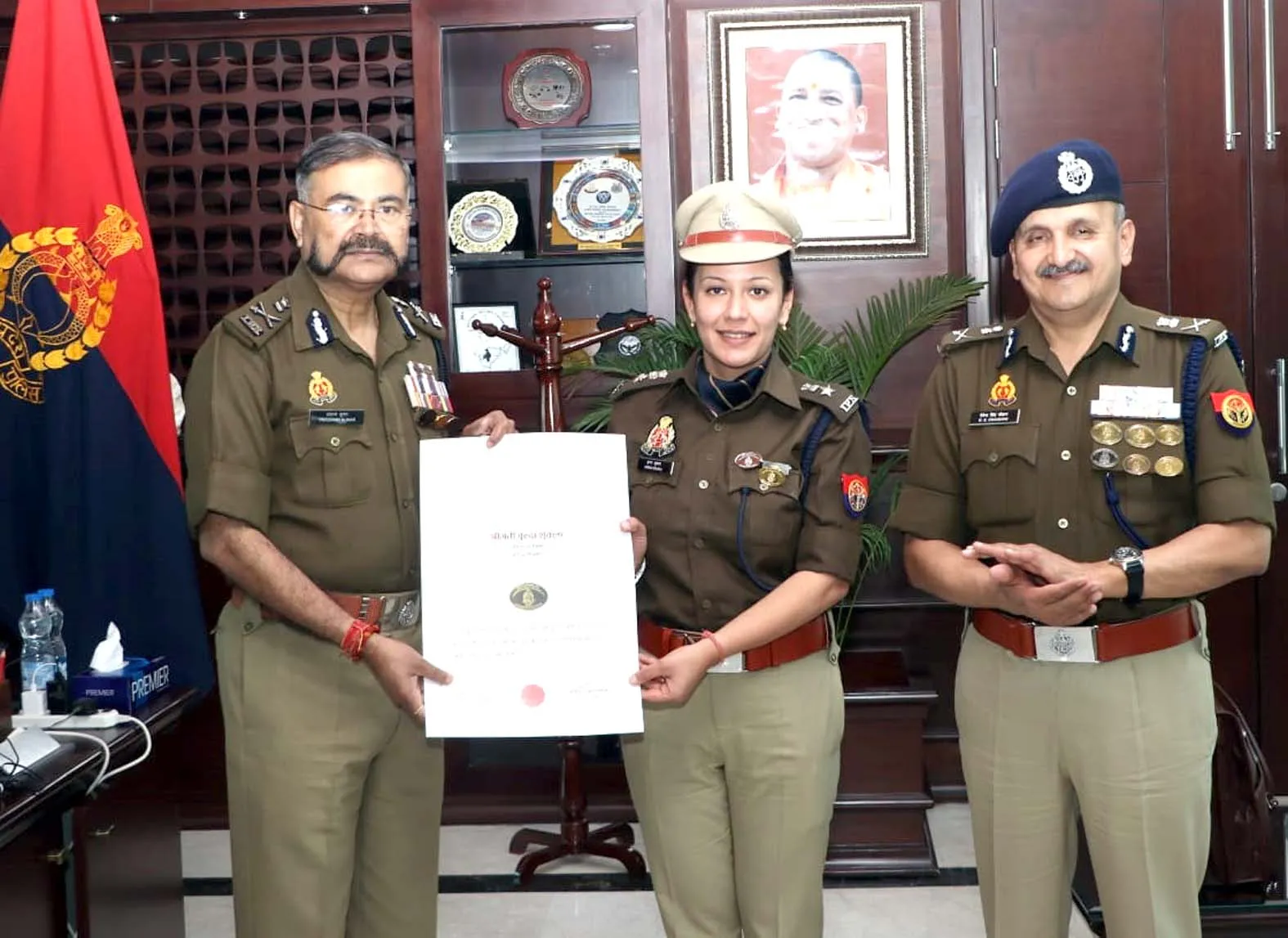 अब्बास अंसारी मामले के खुलासे का मिला ईनाम, एसपी वृंदा शुक्ला समेत 4 पुलिसकर्मियों को किया गया सम्मानित