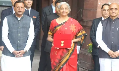 संसद भवन पहुंची निर्मला सीतारमण, 11 बजे बजट पेश करेंगी वित्तमंत्री