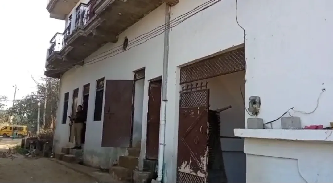 कानपुर में पुलिसकर्मियों की मोटरसाइकिल चुराकर भाग गए चोर, सीसीटीवी खंगाल रही पुलिस