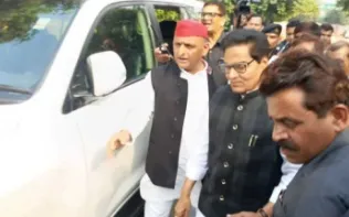 अखिलेश यादव का काफिला हादसे का शिकार, 6 लोग घायल