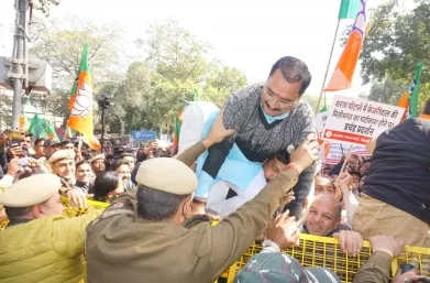 ईडी के आरोप पत्र दाखिल करने के बाद बीजेपी व आप में सियासी युद्ध तेज