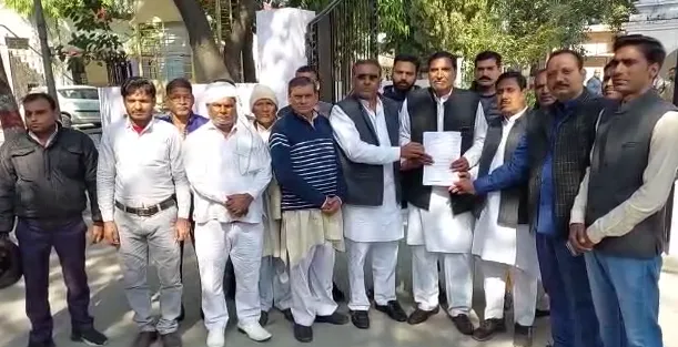 मुजफ्फरनगर में कलेक्ट्रेट में ओबीसी जनगणना की मांग को लेकर प्रदर्शन, सौंपा ज्ञापन