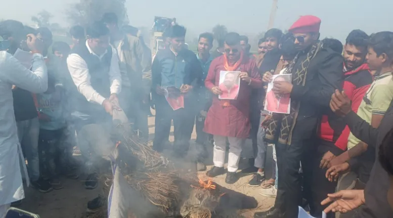 करणी सेना ने सपा के राष्ट्रीय महासचिव स्वामी प्रसाद मौर्य का पुतला फूंका