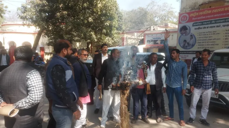 श्रीरामचरित मानस पर अमर्यादित टिप्पणी करने वाले स्वामी प्रसाद का फूंका पुतला