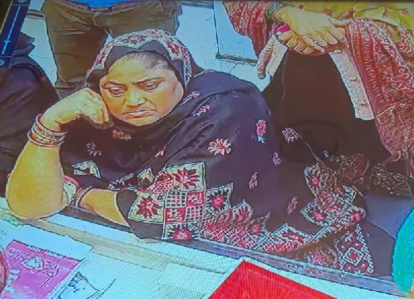 मेरठ में ज्वेलरी शोरुम में ग्राहक बनकर महिलाओं ने चुराए सोने के कुंडल, फरार