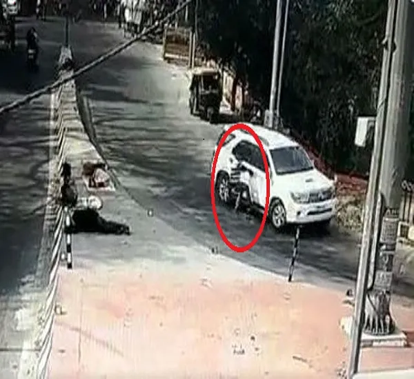लखनऊ में ई-रिक्शा को मारी टक्कर, चालक को खिड़की पर लटकाने के बाद चलती कार से फेंका, मौत