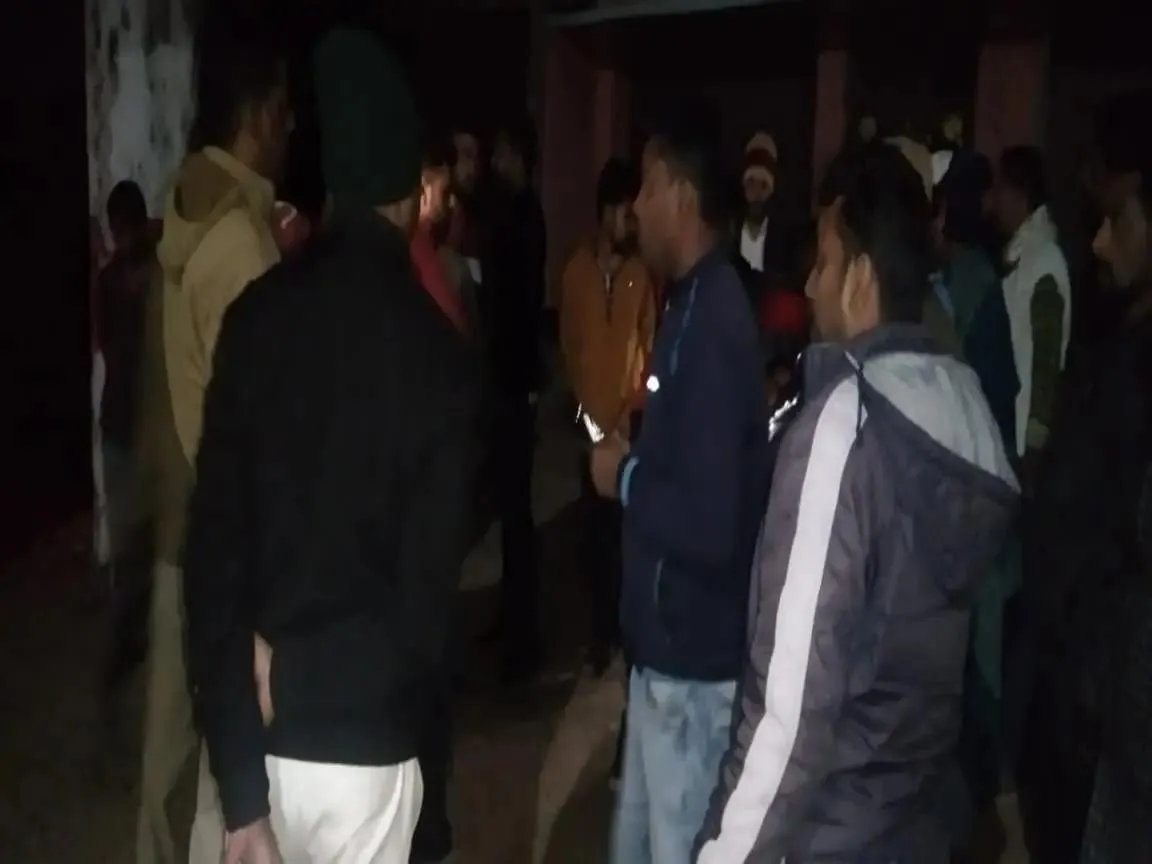 Deoghar में बमबाजी, बम फेंकने वाले की मौत, साथ ही तीन घायल