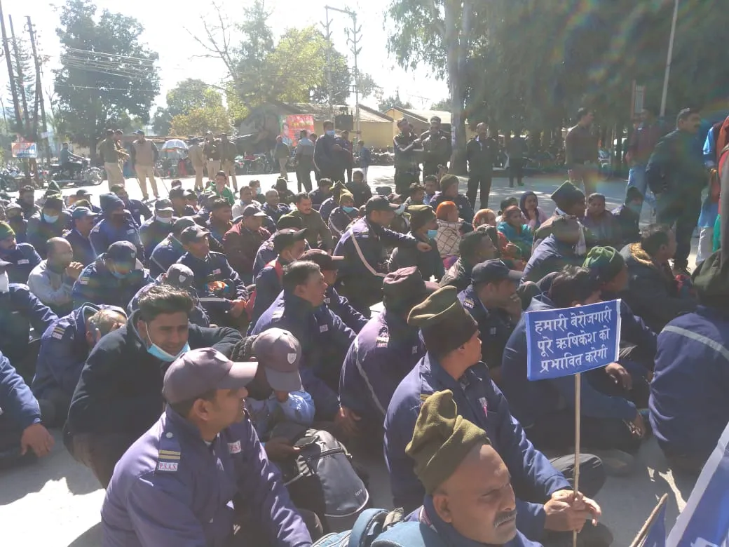 ऋषिकेश में एम्स से निकाले गए सुरक्षाकर्मियों ने किया प्रदर्शन, जताया विरोध