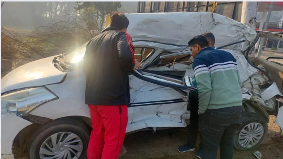 जींद में ट्राॅला-कार की भीषण भिड़ंत, राष्ट्रीय स्तर के तैराक सहित 3 की मौत