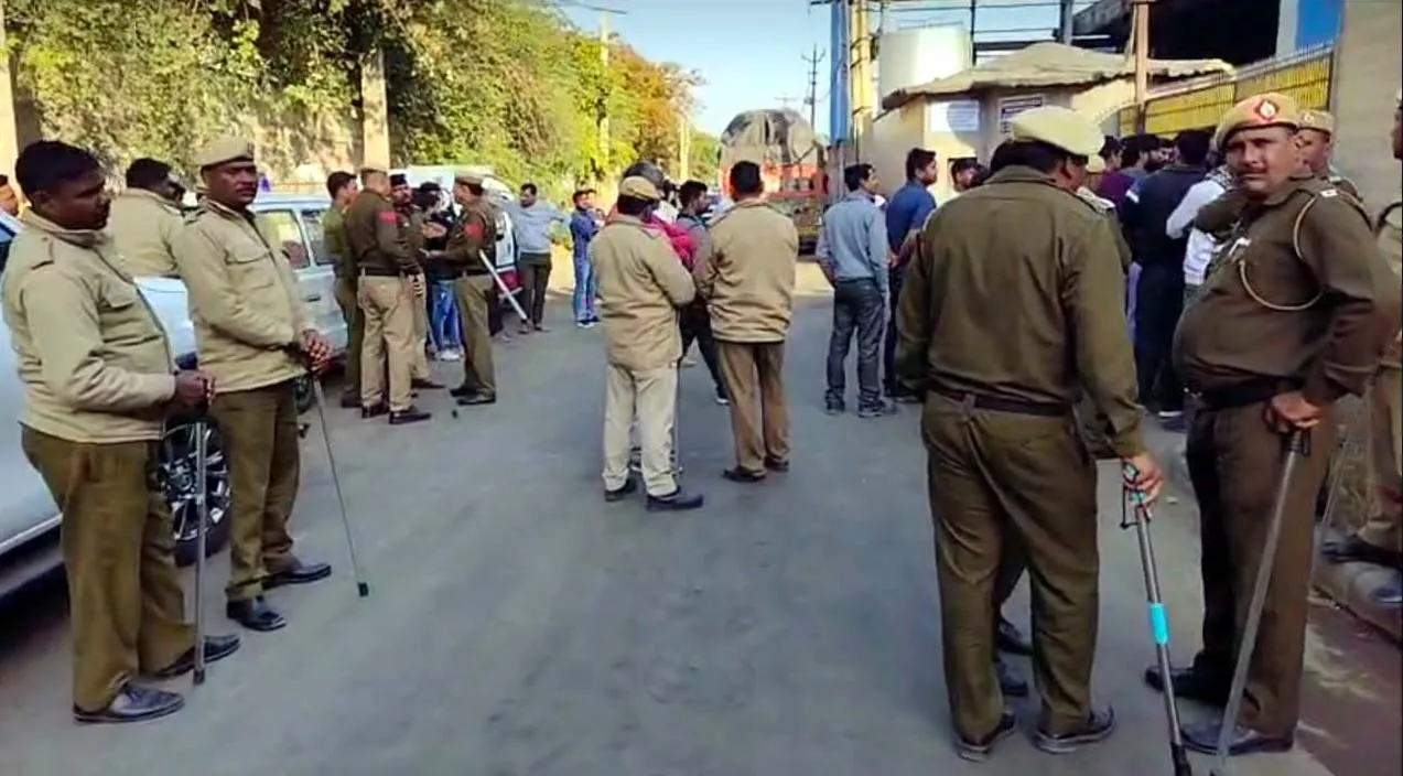 फरीदाबाद में सड़क हादसे में दो ड्राइवरों की मौत, कंपनी के बाहर शव रखकर प्रदर्शन