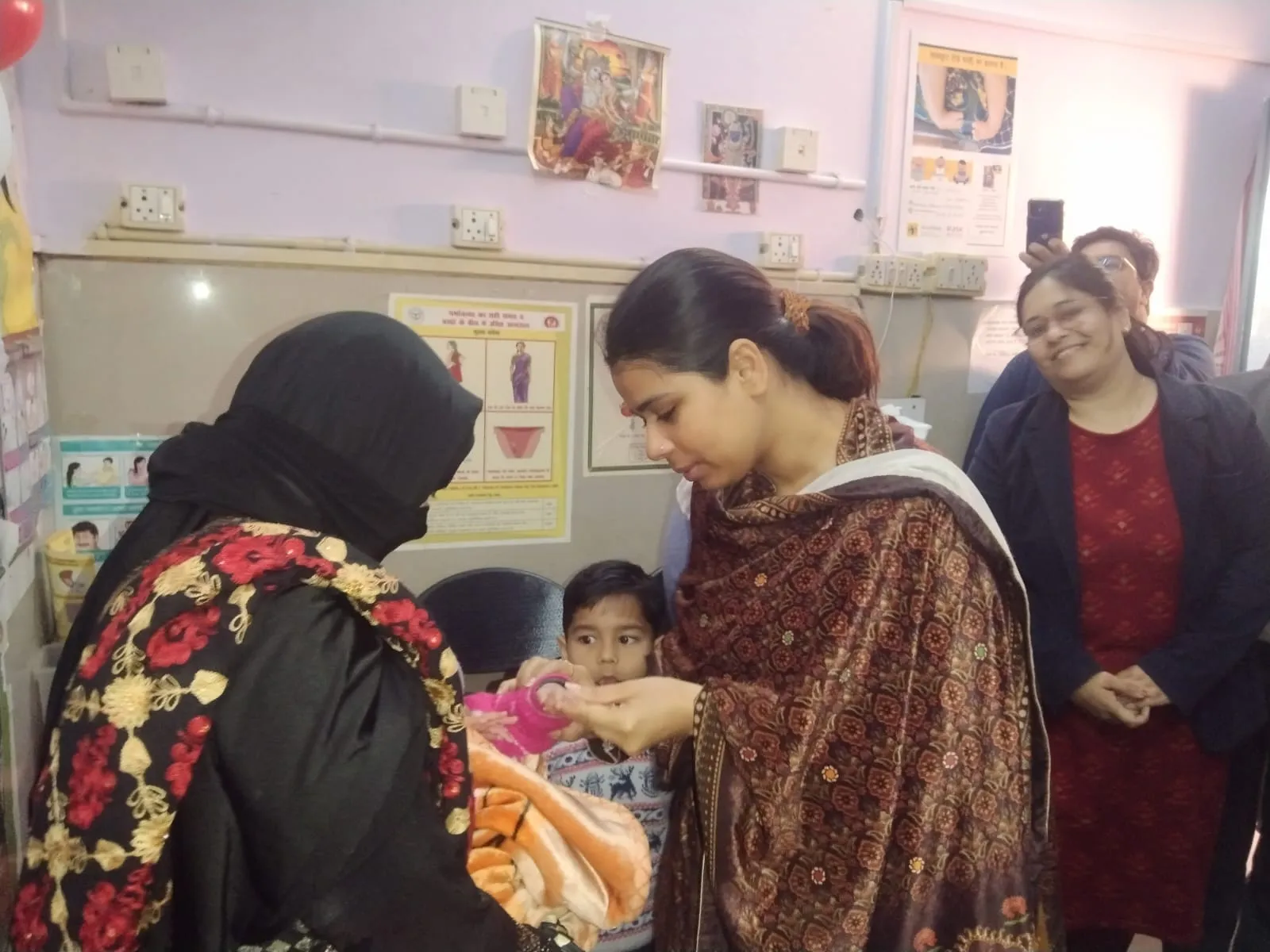 शामली में डीएम ने बच्चे को पोलियो की वैक्सीन पिलाकर किया टीकाकरण का शुभारम्भ