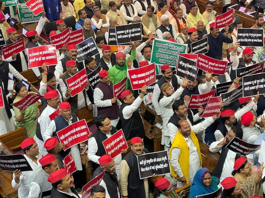 यूपी विधानमंडल सत्र की शुरूआत में हंगामा, सपा ने किया प्रदर्शन, मार्शल ने मीडिया से भी की धक्का मुक्की