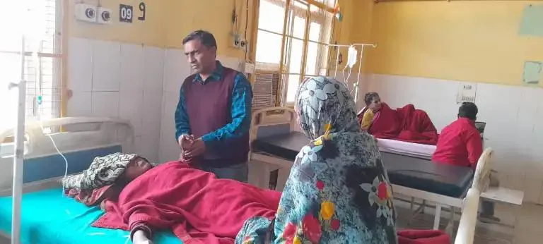 मथुरा में कुट्टू के आटे के पकौड़े खाने से आधा दर्जन लोगों की हालत बिगड़ी, अस्पताल में भर्ती