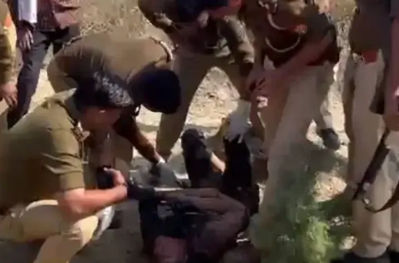 आगरा में अपहरण के बाद छात्र की हत्या, पीले रंग की तिरपाल में लपेट कर जलाया