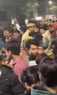 गाजियाबाद के दूधेश्वर नाथ मंदिर परिसर में श्रद्धालुओं पर पुलिस ने बरसाएं लात-घूसें, वीडियो वायरल