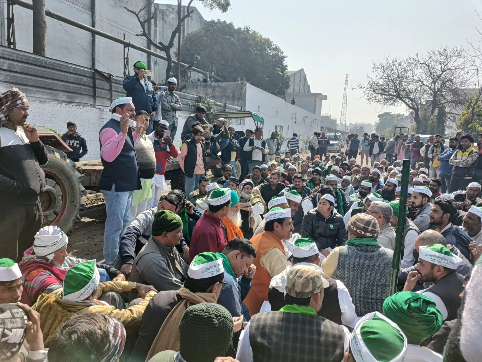 भाकियू तोमर ने टिकौला शुगर मिल पर दिया धरना, किसानों ने ही आकर जताया विरोध