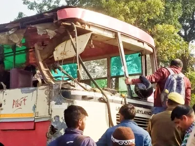 बिजनौर में बस और ट्रक की भिड़ंत में एक मौत, 17 यात्री घायल