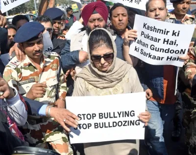 दिल्ली में महबूबा मुफ़्ती गिरफ्तार, कश्मीर में अतिक्रमण विरोधी अभियान के खिलाफ कर रही थी प्रदर्शन