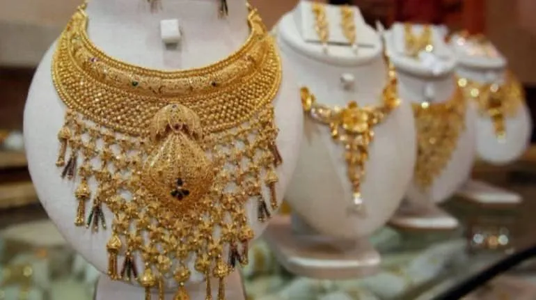 सोना में तेजी, चांदी सस्ती