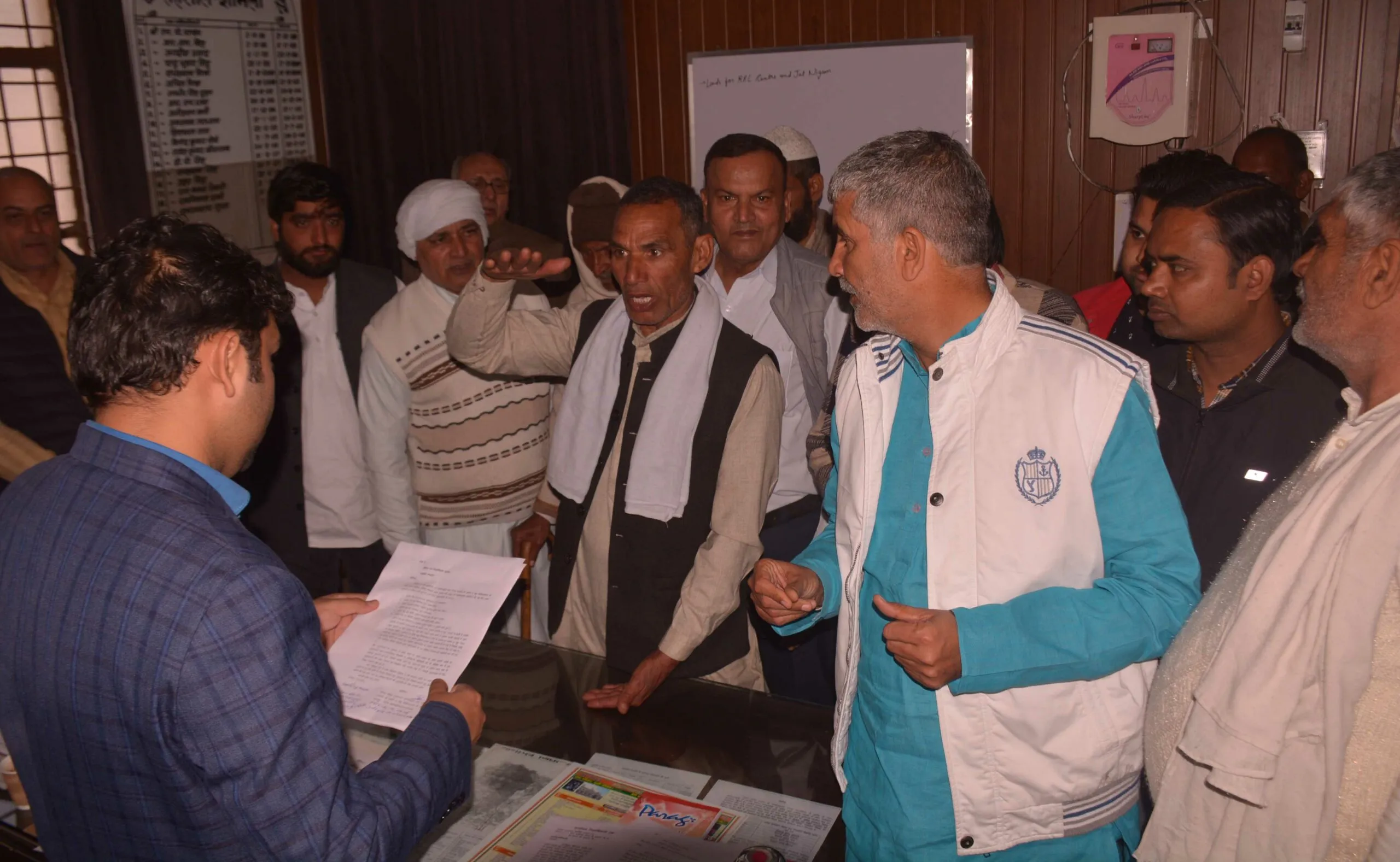 विधायक प्रसन्न चौधरी के नेतृत्व में दुकानदारों ने की शिकायत, दुकानों में भर रहा है पानी, निदान कराने की मांग