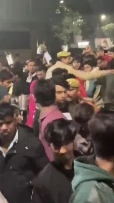 गाजियाबाद में दूधेश्वर मंदिर के बाहर भक्तो से अभद्रता का मामला, दो पुलिसकर्मी लाइन हाजिर