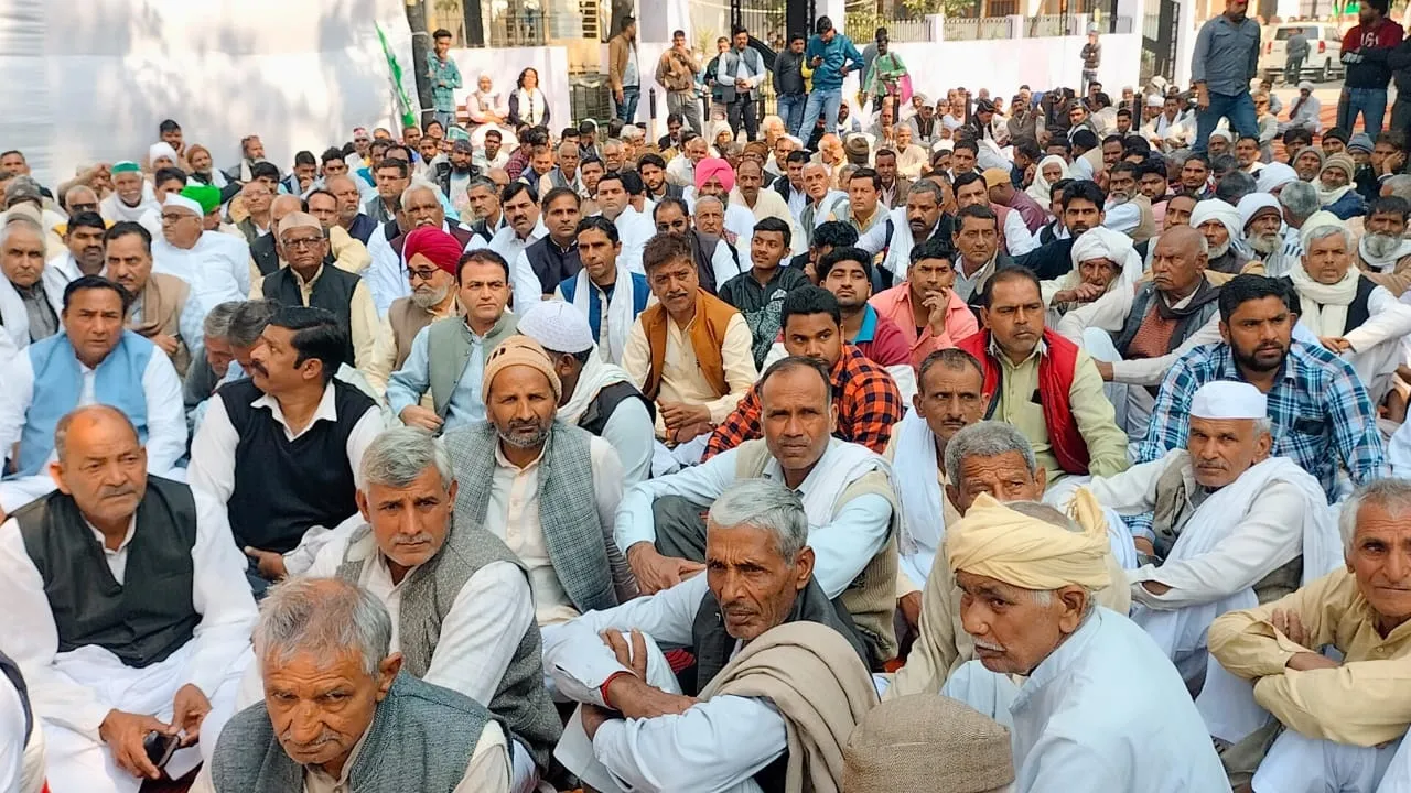 कलेक्ट्रेट में गरजे रालोद नेता, सरकार पर साधा निशाना, गन्ना किसानों की समस्याओं को लेकर दिया धरना