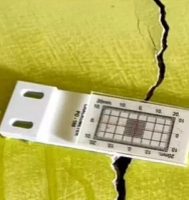 जोशीमठ भू धंसाव: फिर बढ़ने लगी दरारें, सिंहधार वार्ड के मकान में अपनी जगह से हटा क्रैकोमीटर