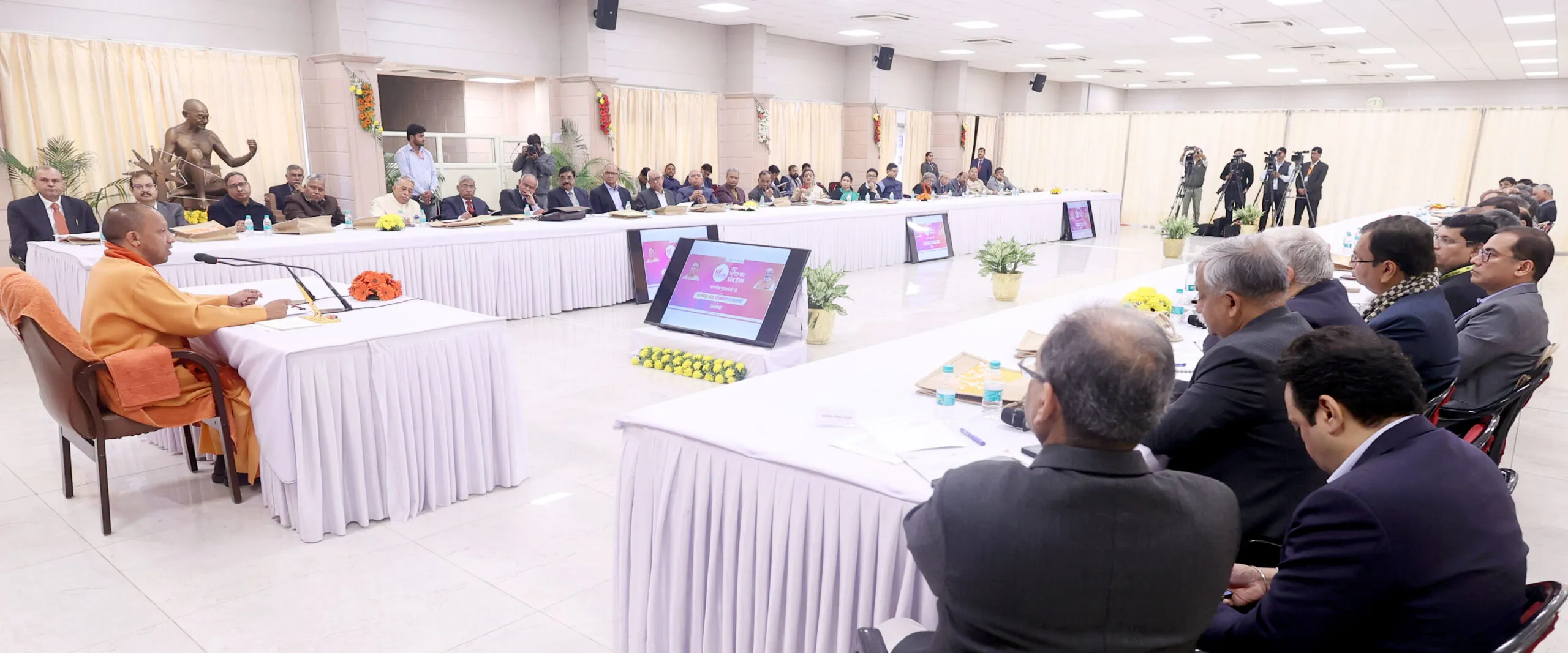 योगी ने बनाई टीम, 48 रिटायर अफसर किये शामिल,  रोजगार को लेकर युवाओं की जिज्ञासा का करेगी समाधान