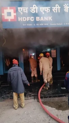 दिल्ली के एचडीएफसी बैंक में लगी आग