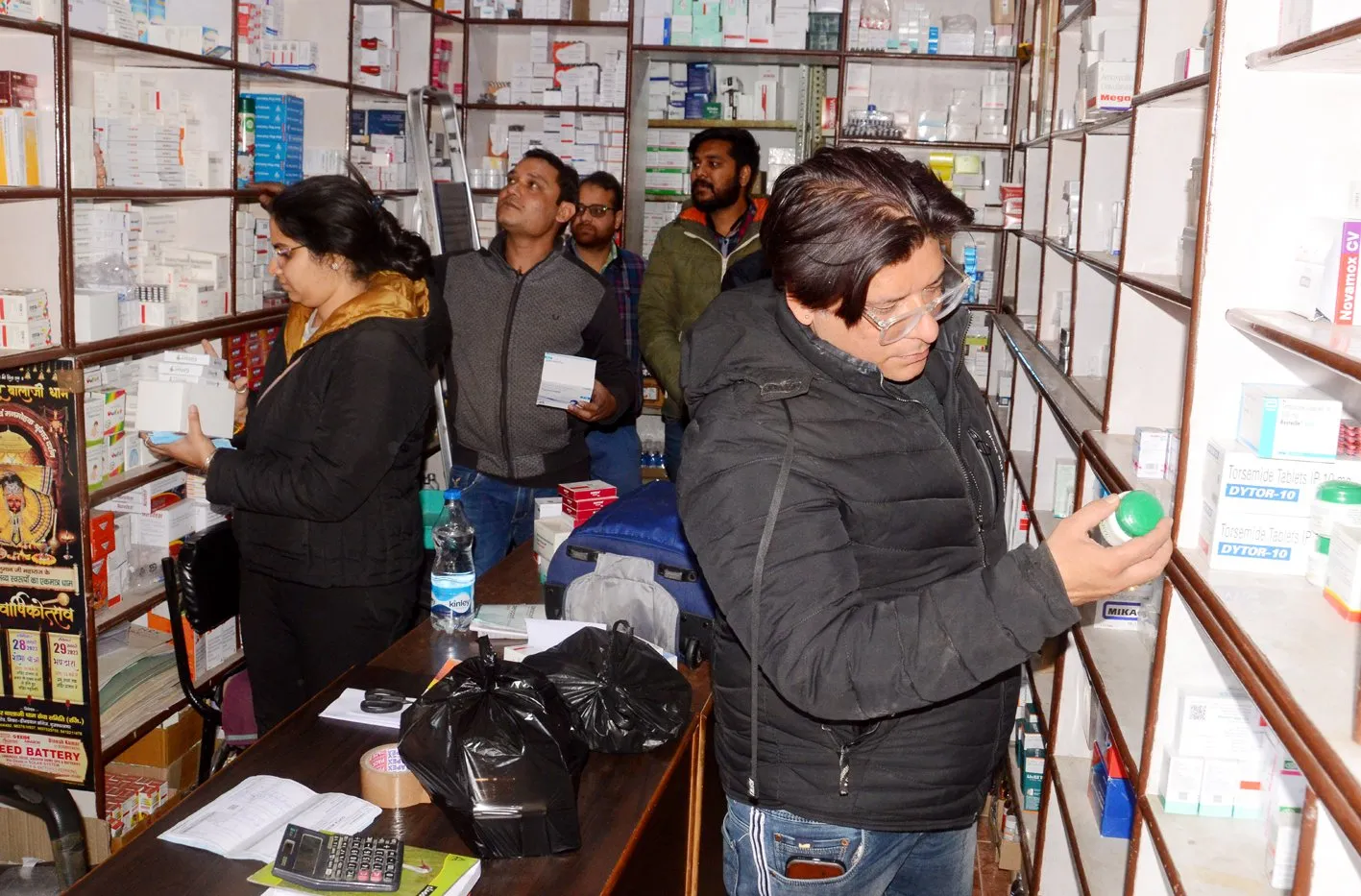 अग्रवाल मार्किट के स्टोरों से स्वास्थ्य विभाग की टीम ने लिए नमूने, मैडिकल संचालकों में हड़कंप