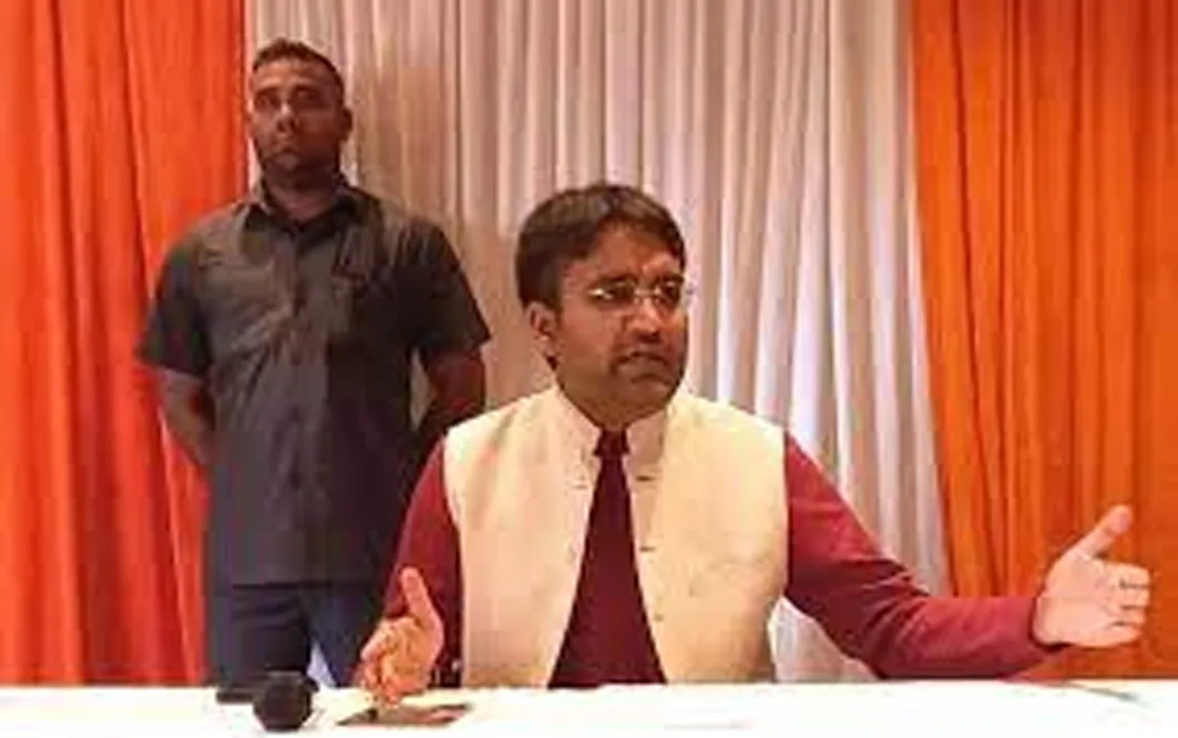 खतौली में पूर्व चेयरमैन पारस जैन के घर की कुर्की वारंट लेकर पहुंची पुलिस, चार घंटे चली नूरा-कुश्ती, बैरंग लौटी