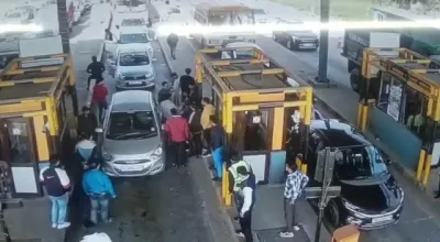 ग्रेटर नोएडा में टोल प्लाजा पर दबंगों ने की मारपीट, टोल मांगने को लेकर हुआ हंगामा